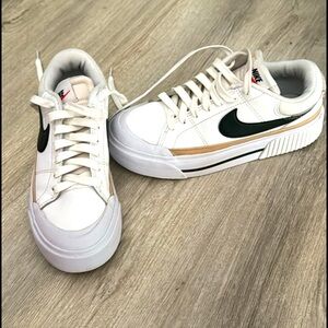 Court Legacy platform Nike sneakers in Women’s size 5.5